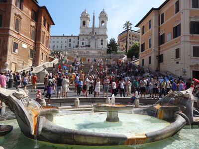 Hordas de turistas en la Plaza de España en Roma. Los límites del turismo siempre son tema de debate en las metrópolis de Europa.