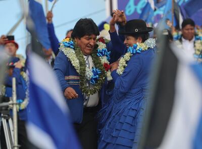 El presidente de Bolivia, Evo Morales (c), participaba en el cierre de su campaña electoral el miércoles.