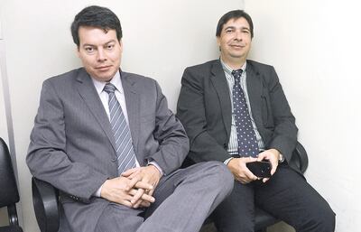 Luis Ortigoza (izq) con su abogado, cuando aún estaba a disposición de la justicia. El expresidente del Indert sigue prófugo, mientras que los funcionarios ya están condenados.