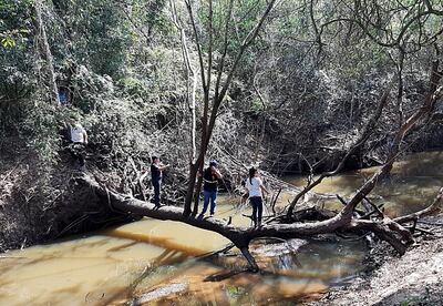 Técnicos del Mades verifican el arroyo Caañabé. Fue ayer durante la intervención a la curtiembre Durli Leathers SA.