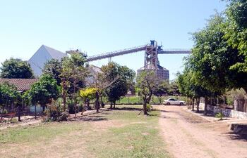 el-silo-despide-una-gran-cantidad-de-polvillos-y-cascarillas-que-llegan-a-las-casas-ubicadas-a-pocos-metros--221130000000-617703.jpg