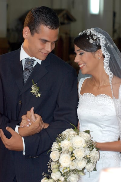 Las rosas naturales dispuestas en cascadas y gipsóphilas conformaron el ramo de la novia. El vestido fue de organza de seda natural y bordados.