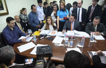 el-pasado-jueves-la-intendenta-de-ciudad-del-este-sandra-mcleod-anr-cartista-presento-su-descargo-ante-la-comision-especial-que-preside-antonio-212749000000-1777674.jpg