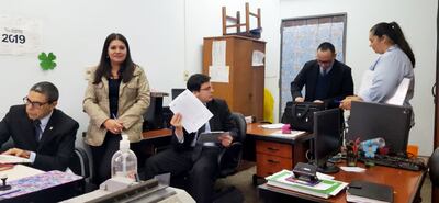 El defensor adjunto Paublino Escobar (izq.) lidera la intervención en la oficina de la denunciante.