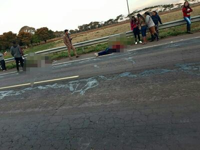 Imagen en que se ve a ambos heridos sobre el pavimento.