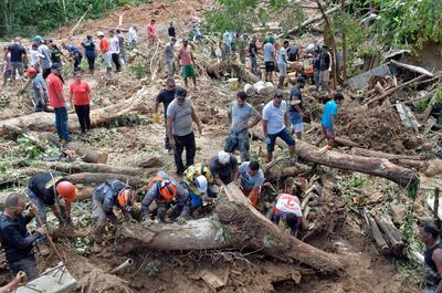 Habitantes y autoridades trabajan en la búsqueda y rescate de víctimas tras un deslizamiento en el “Morro do Macaco Molhado”, en Guarujá, donde al menos una veintena de personas fallecieron.