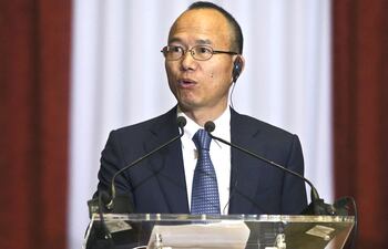 el-presidente-del-gigante-chino-fosun-international-guo-guangchang-durante-una-rueda-de-prensa-en-lisboa-efe-202828000000-1408769.jpg
