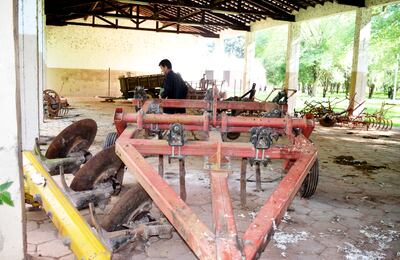 Varios obsoletos implementos agrícolas se pudren en un galpón de la Escuela Agrícola de Ybycuí.