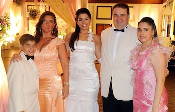 en-una-foto-del-recuerdo-en-el-yacht-en-2011-gustavo-en-todo-su-esplendor-con-toda-su-familia--223413000000-1323441.jpg
