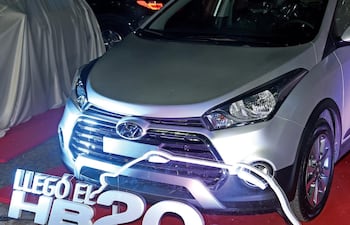 automotor-sa-presento-en-nuestro-pais-el-flamante-hyundai-hb20x-en-el-marco-de-un-exclusivo-cocktail-en-velvet-al-cual-asistieron-directivos-de-hyun-33638000000-1444945.jpg