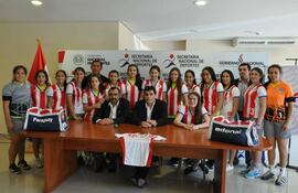 las-atletas-paraguayas-posan-junto-al-ministro-de-deportes-victor-pecci--155343000000-1108755.jpg