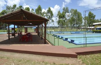 la-institucion-posee-una-piscina-especial-para-los-pequenos-y-otras-dos-reglamentarias-tambien-cuenta-con-canchas-para-las-practicas-de-tenis-y-futb-203915000000-1549344.jpg