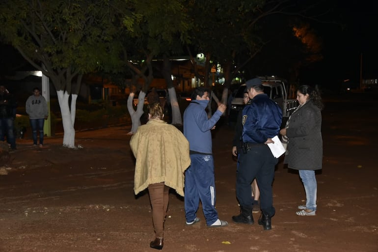 Un agente policial conversa con un vecino. Los uniformados dijeron que no podían intervenir porque los guardias de seguridad que agredieron los superaban en número, según el testimonio de los manifestantes.
