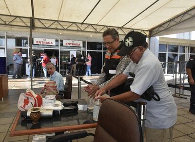 En la entrada de la ANDE se puede encontrar alcohol en gel para usuarios. También se controla la temperatura.