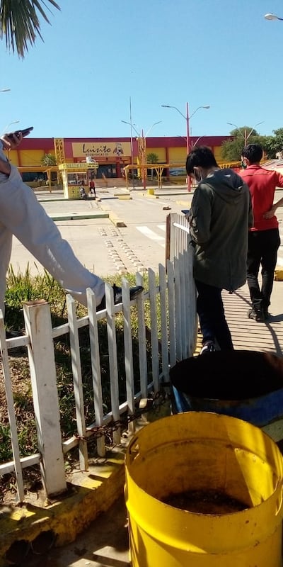 Personas fuera del Hipermercado Luisito en la mañana de este miércoles.