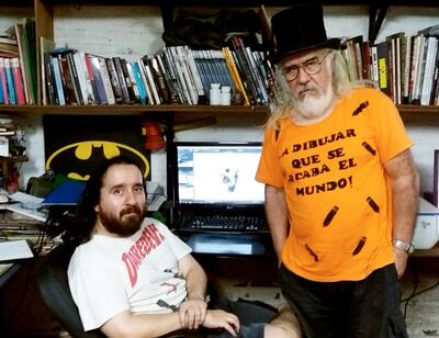 Ale y Nicodemus en una fotografía tomada en el estudio de su casa, donde ambos trabajan, cada uno en sus diferentes horarios.