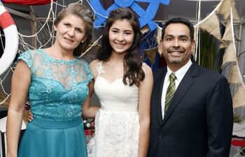 la-joven-con-sus-padres-jazmin-jara-y-roberto-ojeda--214009000000-1146571.jpg
