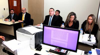 De izq. a der. los abogados Gerardo Díaz, Arturo Daniel y Rodrigo Yódice y las funcionarias Carolina Miranda y Shirley Delvalle, en la audiencia. Atrás, el titular de la Dinac, Édgar Melgarejo.