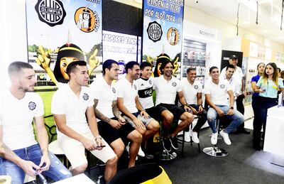 Parte del plantel de jugadores del Club Olimpia que visitó la sede de Tupi Ruvicha.