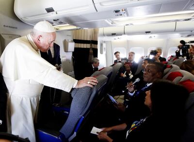 El papa Francisco dialoga con periodistas que lo acompañaron en su gira por Mozambique, Madagascar y Mauricio.