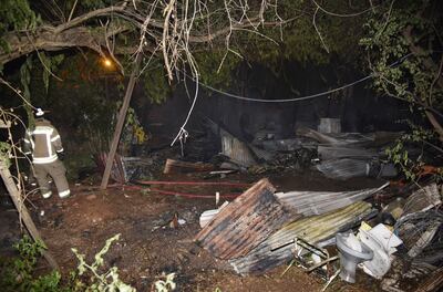 Las precarias viviendas se destruyeron a consecuencia del incendio ocurrido en la noche del sábado. Fue en Villa Elisa. Los bomberos fueron recibidos de forma hostil por los vecinos.