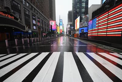 Una insólita vista de Times Square vacío, en Nueva York, debido al confinamiento por el coronavirus.