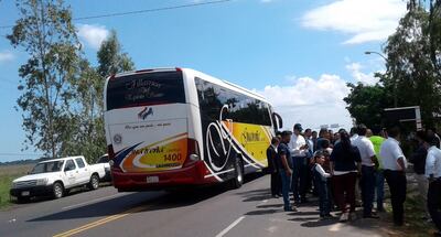 Un ómnibus de pasajeros circula  sin detener la marcha por el puesto de control de 25 de Diciembre donde quedaron registrados todos sus datos en el  sistema electrónico.