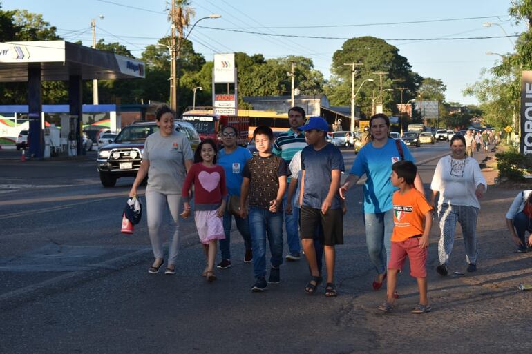 Fieles, rumbo a la Basílica de Caacupé.