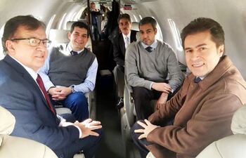 nicanor-hugo-velazquez-marito-y-luis-castiglioni-ayer-antes-de-emprender-viaje-con-destino-a-la-paz-en-vuelo-privado-el-presidente-electo-retorn-221336000000-1732492.jpg