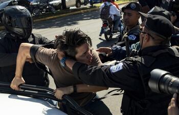 agentes-nicaragenses-arrestaron-a-personas-que-intentaban-manifestarse-sin-permiso-de-la-policia-efe-220330000000-1766018.jpg