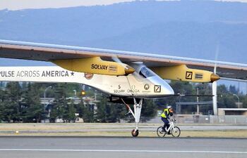 un-avion-solar-cumple-la-primera-etapa-de-su-vuelo-211030000000-547988.jpg