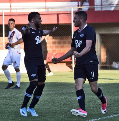 Goleadores, Antonio Bareiro abre los brazos para felicitar a Adrián Martínez tras anotar el primero gol ante River Plate.