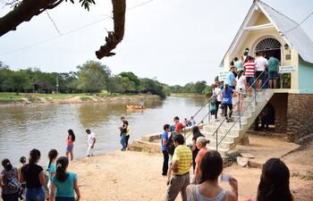 Santuario de la Virgen del Paso a orillas del río Tebicuarymí, en Itapé, departamento del Guairá, Paraguay.
