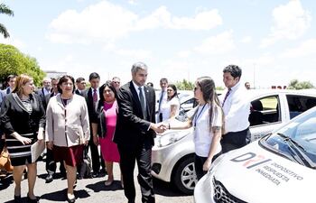 mario-abdo-c-observo-ayer-los-vehiculos-o-km-del-sistema-del-ministerio-de-la-ninez-en-el-litoral-del-palacio--204409000000-1778606.jpg