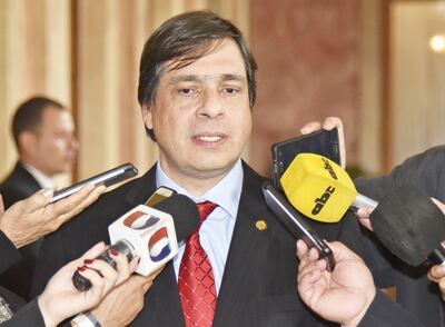 El doctor Vicente Bataglia Araújo, nuevo consejero en el Instituto de Previsión de Social, visitó ayer a Mario Abdo en el Palacio.