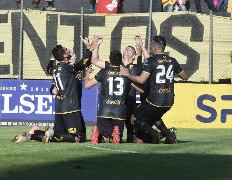 Fernando Fernández marcó el único gol de Guaraní en el juego.
