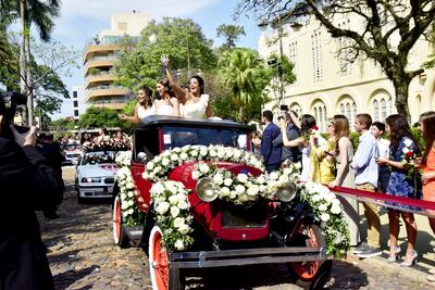 Carros decorados con bellas rosas blancas y rojas, y toda la alegría y juventud de los alumnos del Colegio Internacional.