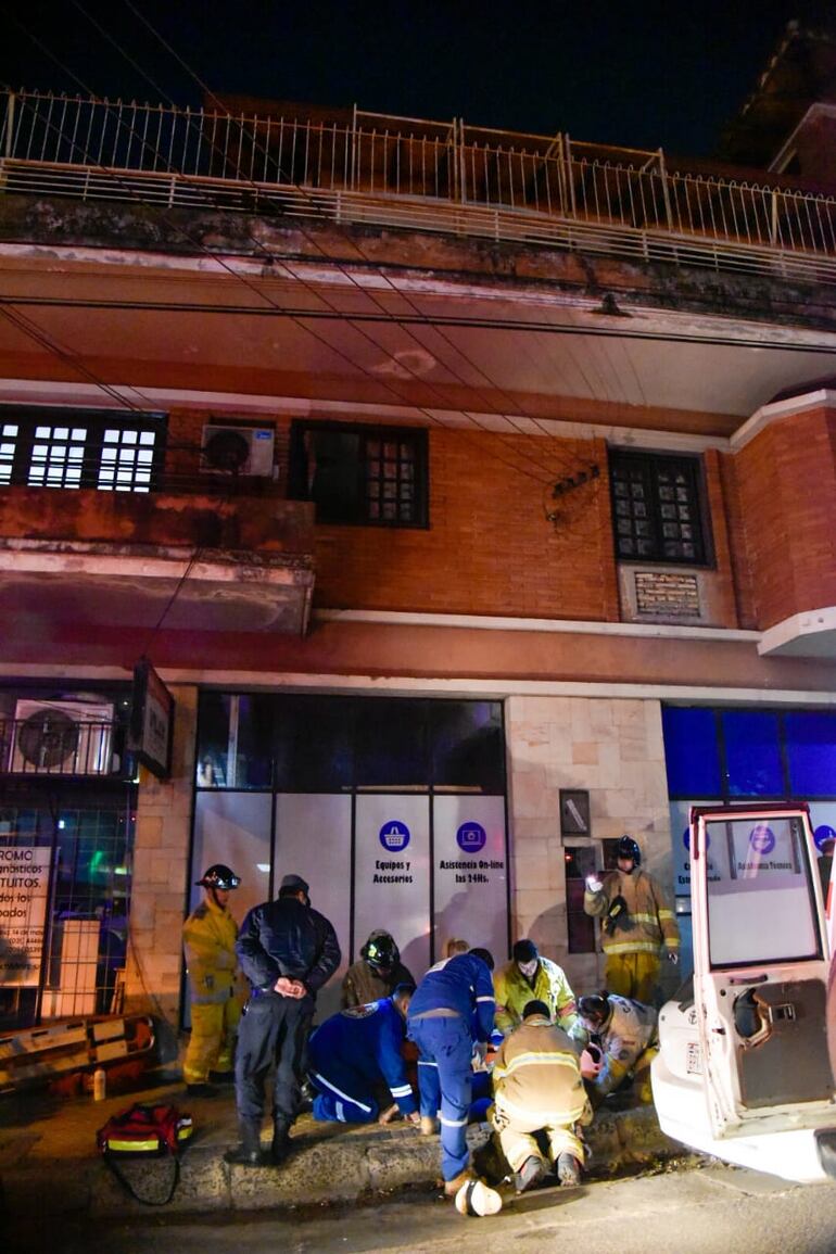 Una mujer cae de un edificio, aparentemente tras huir de ladrones que entraron a su casa