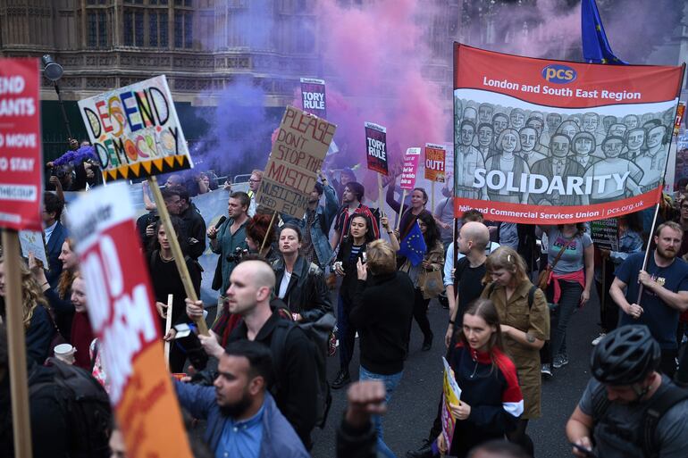 Manifestantes reunidos en las inmediaciones del Parlamento británico, en Londres.