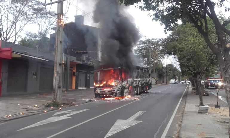 Colectivo de la Línea 37 que se incendió este jueves sobre Médicos del Chaco y Eusebio Ayala.
