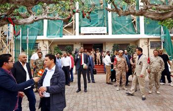 soldados-hacen-guardia-a-las-puertas-del-tribunal-constitucional-de-libia-en-tripoli-que-declaro-la-inconstitucionalidad-del-nuevo-parlamento-del-205419000000-1153393.jpg
