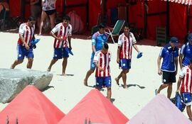 algunos-integrantes-de-la-seleccion-paraguaya-aparecen-caminando-previo-a-una-de-las-practicas-realizadas-en-espinho-mirando-el-estreno-de-hoy-ante-r-221128000000-1350650.jpg