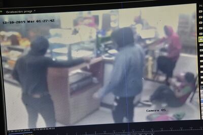 Fotografía de la reproducción del video del circuito cerrado en el momento del asalto.