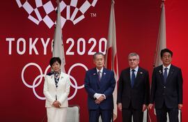 El gobernador de Tokio, Yuriko Koike, el presidente del Comité Organizador de Tokio 2020, Yoshiro Mori, el presidente del Comité Olímpico Internacional, Thomas Bach, y el primer ministro japonés, Shinzo Abe, tuvieron la misión de comunicar sobre el aplazamiento .