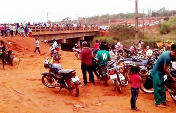 movilizacion-de-nativos-en-la-zona-del-puente-ubicado-sobre-el-arroyo-curuguatyy--211640000000-1759261.jpg