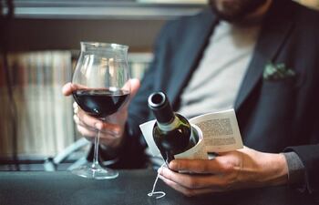 un-productor-italiano-le-pidio-a-una-compania-de-marketing-que-ideara-el-modo-en-que-sus-consumidores-pudieran-disfrutar-de-dos-placeres-la-lectura-y-01642000000-1533472.jpg