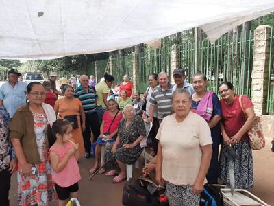 Los manifestantes se instalaron frente a la Gobernación del Alto Paraná.
