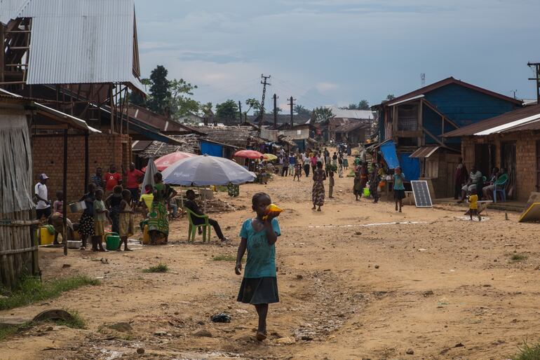 Vista de la calle principal de Lulingu, peque&ntilde;a ciudad ubicada en el oeste de la regi&oacute;n de Kivu Sur. Lulingu sol&iacute;a ser el centro de la miner&iacute;a de oro, casiterita y cobalto. La mayor&iacute;a de sus habitantes viven ahora de la agricultura y los m&aacute;s afortunados tienen una peque&ntilde;a empresa o se dedican al transporte en bicicleta o motocicleta. Hoy en d&iacute;a, la &uacute;nica forma de llegar a Lulingu es en avi&oacute;n: el camino utilizado por las empresas mineras en los a&ntilde;os 60 y 70 se ha abandonado totalmente y actualmente es intransitable.