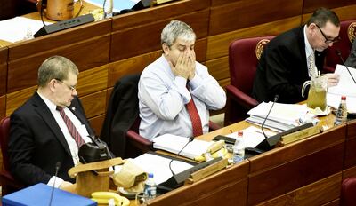 El senador Enrique Riera (c) dejó el movimiento Honor Colorado, pero seguirá ocupando su banca y anuncia que volverá a su movimiento original para estar en un sector sin gente cuestionada.