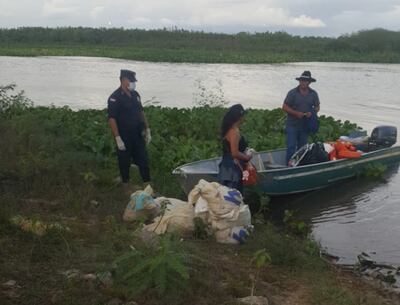 El brasileño Iván Costa de Sousa y su esposa se aprestan a retornar al Brasil ante la vigilancia de un agente policial.